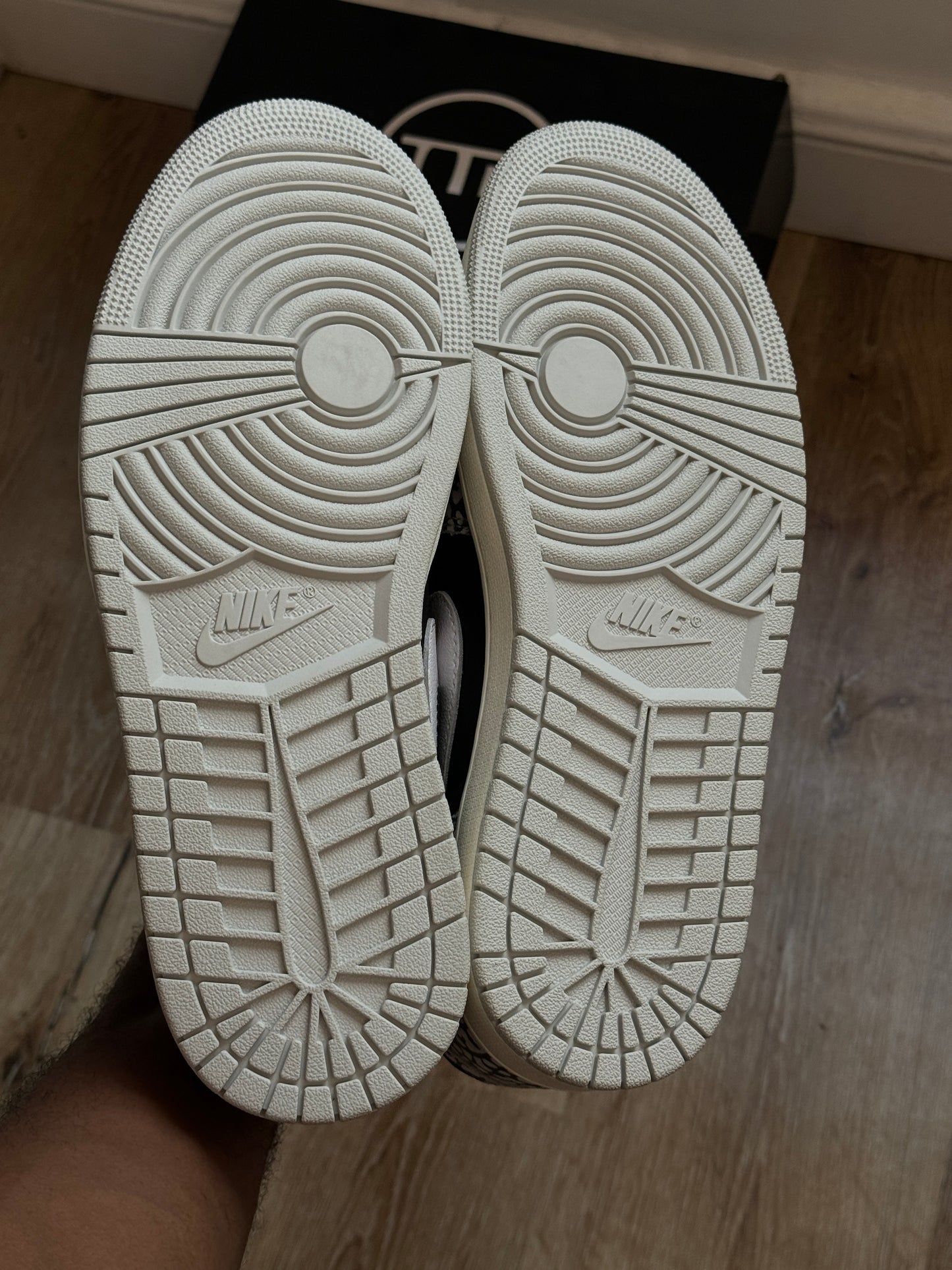 Jordan 1 low Cement